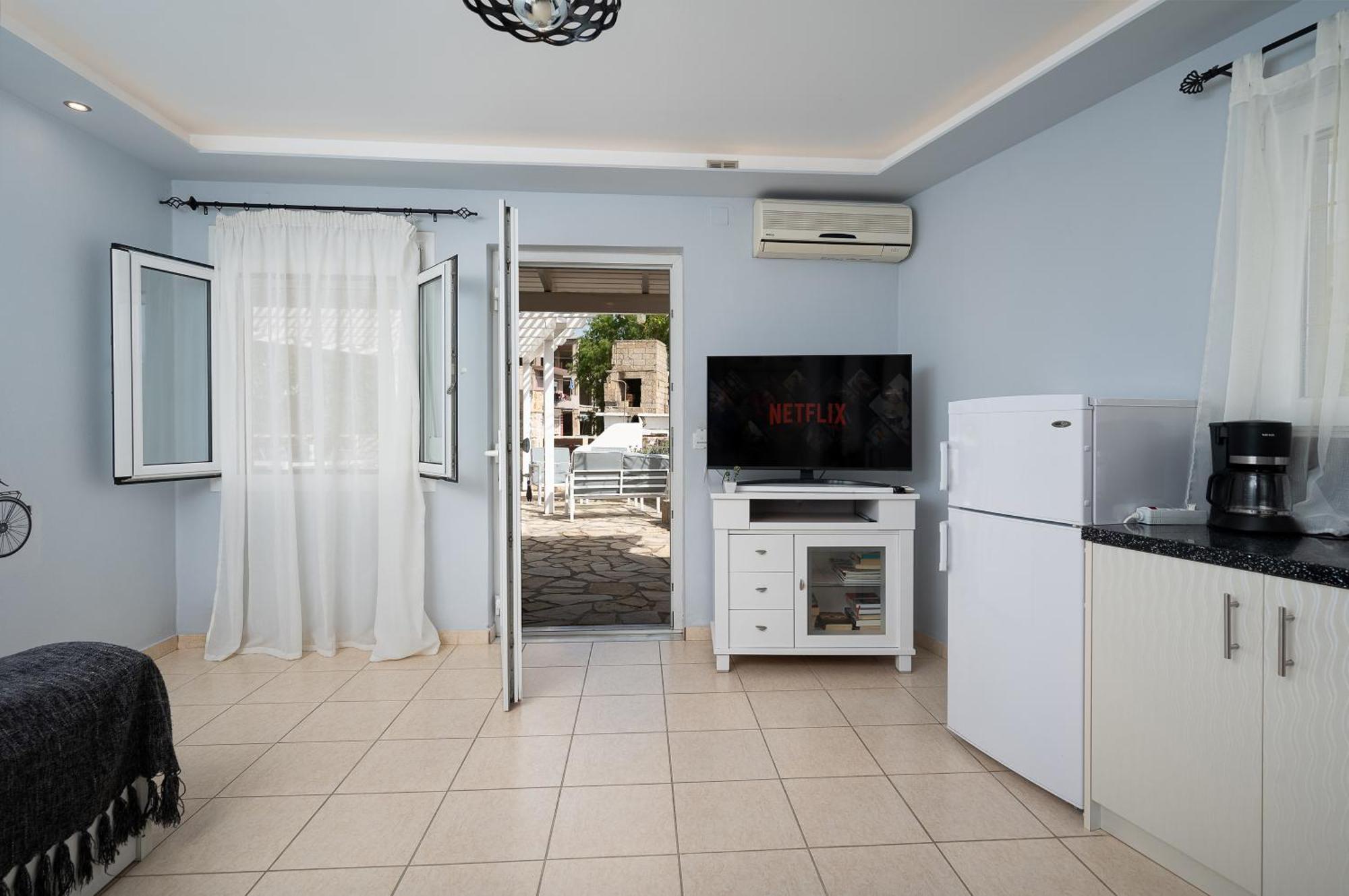 Milos Apartment Каламаки Экстерьер фото
